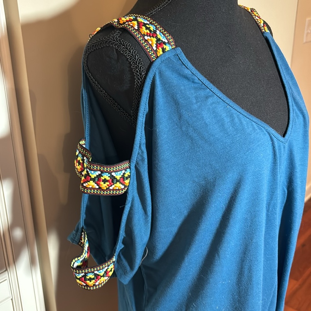 NWOT cold-shoulder, open sleeve wembroidery women’s top XL - Picture 2 of 5